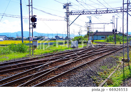 平地型スイッチバックの線路が特徴的な一畑口駅周辺の風景 ... 島根県 出雲市(晴れ) 平地型スイッチバックの線路が特徴的な一畑口駅周辺の風景 ... 島根県 出雲市(晴れ) 66926553