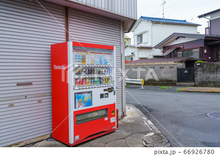 自動販売機のある風景の写真素材 [66926780] - PIXTA