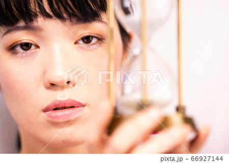 女性と砂時計 女性と砂時計 66927144