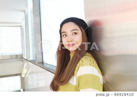 待ち合わせをする若い女性 待ち合わせをする若い女性 66928410