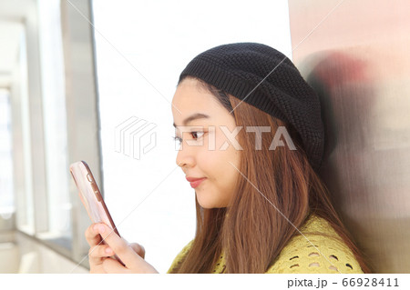 携帯を見る若い女性 携帯を見る若い女性 66928411