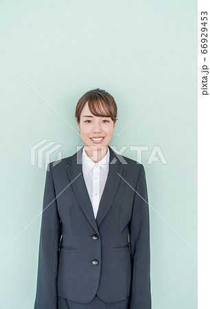 オンライン面接をする若い女性 【就活イメージ】 66929453