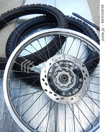 オフロードバイクタイヤ交換作業 66930646