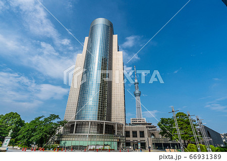 日本の東京都市景観　青空に映える墨田区役所などを望む 66931389