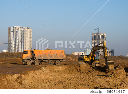 Excavator load the sand to the heavy dump truck on construction site 66931417