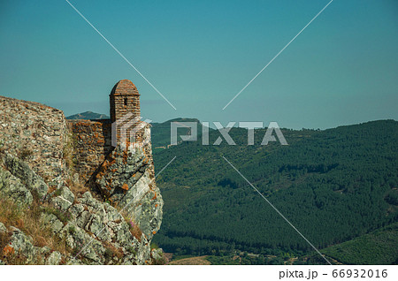 Small watchtower and stone wall over cliff in Marvao 66932016