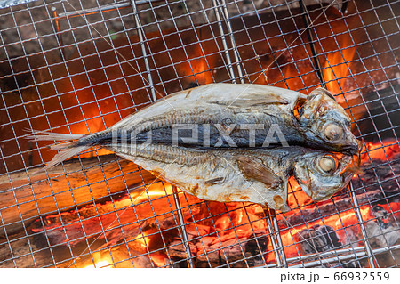 炭火で焼くあじの干物　Boiled mackerel dried outdoors 66932559