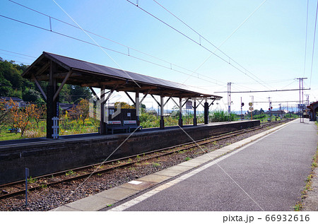 一畑口駅のレトロな木造のホームと青空の風景 ... 島根県 出雲市(晴れ) 一畑口駅のレトロな木造のホームと青空の風景 ... 島根県 出雲市(晴れ) 66932616