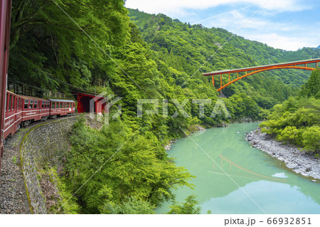 アプト式列車 絶景 車窓 アプト式列車 絶景 車窓 66932851