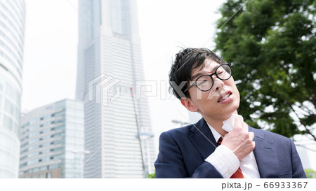 汗を拭くビジネスマン 横浜みなとみらい 汗を拭くビジネスマン 横浜みなとみらい 66933367