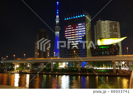 吾妻橋から撮影したスカイツリーの夜景の写真素材