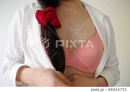 性同一性障害の悩みを持ち女性になりたいと願う男性の胸元 性同一性障害の悩みを持ち女性になりたいと願う男性の胸元 66933755