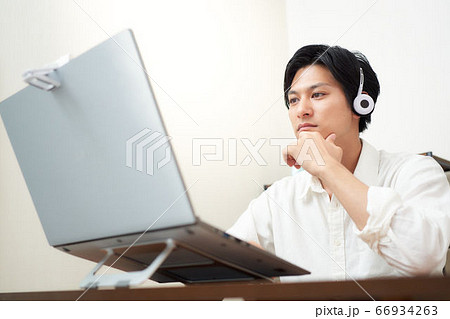 ノートPCでビデオ通話をする男性 ノートPCでビデオ通話をする男性 66934263