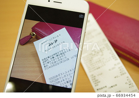 家計簿アプリでレシートを撮影するイメージ写真 66934454