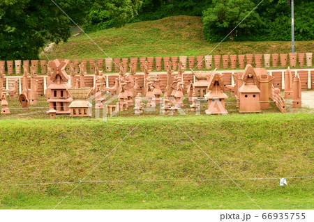 【高槻市】今城塚古墳公園　埴輪祭祀場　緑に映える埴輪でいっぱい 66935755