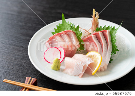 鰤の刺身の写真素材 [66937676] - PIXTA