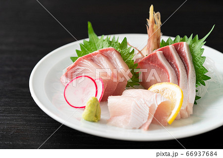 鰤の刺身 66937684