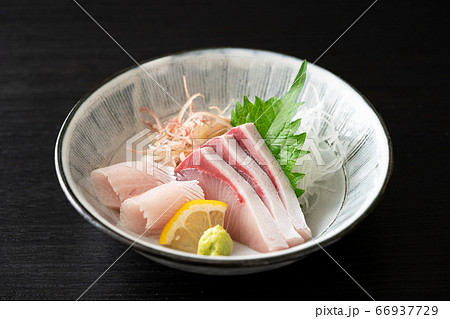 鰤の刺身 66937729