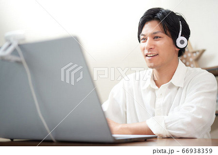 ノートPCでビデオチャットをする男性 66938359
