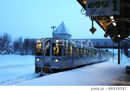 冬の夜明けの富良野線 66939587
