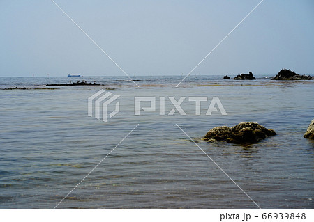 沖を行くタンカーのある風景　（タンカー左） 66939848