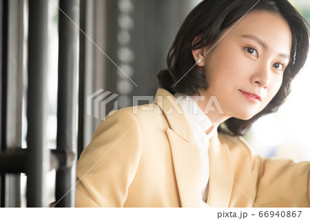 女性　ビジネス　カフェ 66940867
