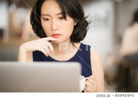 女性　ビジネス　カフェ 66940945