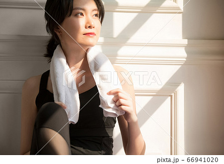 女性 スポーツ 休憩 女性 スポーツ 休憩 66941020