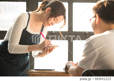 女性 カフェ 店員 女性 カフェ 店員 66941225
