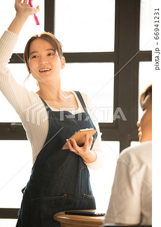 女性 カフェ 店員 女性 カフェ 店員 66941231