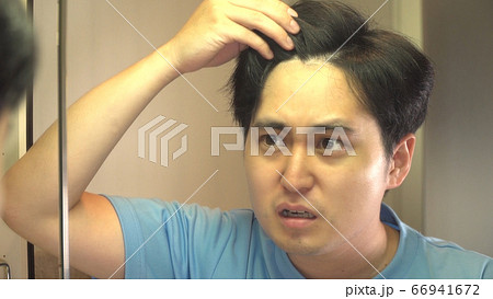 薄毛を気にする男性 66941672