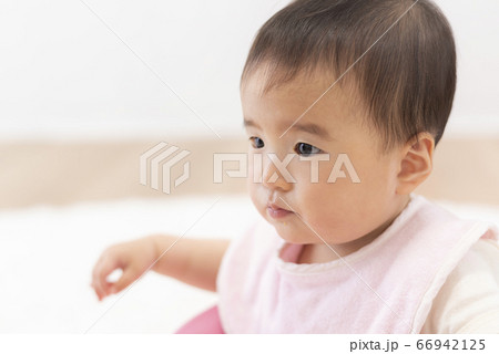 赤ちゃんに離乳食を食べさせる 赤ちゃんに離乳食を食べさせる 66942125