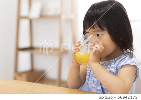 オレンジジュースを飲む子供 66942175