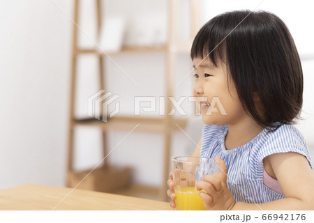 オレンジジュースを飲む子供 オレンジジュースを飲む子供 66942176