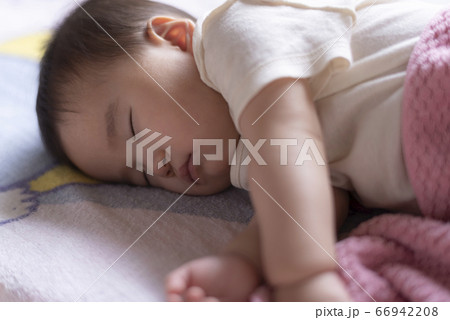 お昼寝している赤ちゃん お昼寝している赤ちゃん 66942208