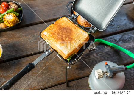 ホットサンドウィッチ　Outdoor cuisine hot sandwich  66942434
