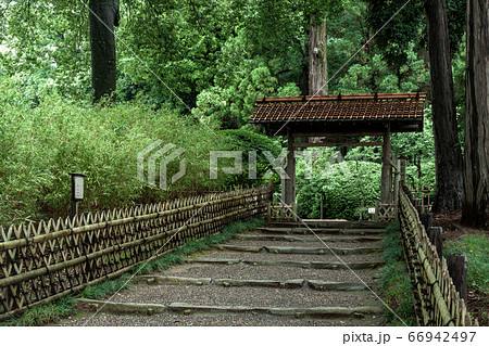 好文亭の入り口なる雨上がりの芝前門【初夏の偕楽園】 好文亭の入り口なる雨上がりの芝前門【初夏の偕楽園】 66942497