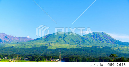 阿蘇山への道 新緑と初夏の季節 最高に美しい晴天の絶景風景 阿蘇山への道 新緑と初夏の季節 最高に美しい晴天の絶景風景 66942653