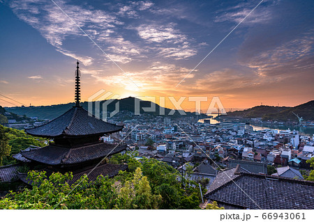 《広島県》尾道の夜明け・朝焼けの空 66943061