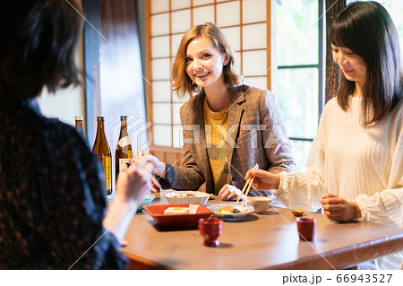 日本酒を飲む外国人女性 66943527
