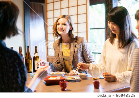 日本酒を飲む外国人女性 66943528
