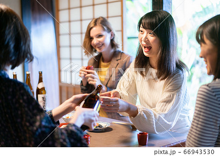 日本酒を飲む外国人女性 66943530