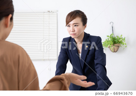 アジア人の女性検察官（取り調べ・否認） 66943670