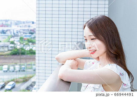 バルコニーの若い女性 66944491