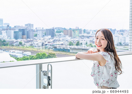 バルコニーの若い女性 66944493