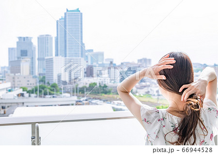 バルコニーの若い女性 66944528
