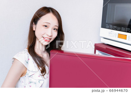冷蔵庫を開ける若い女性 66944670
