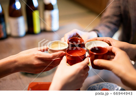 日本酒で乾杯 66944943