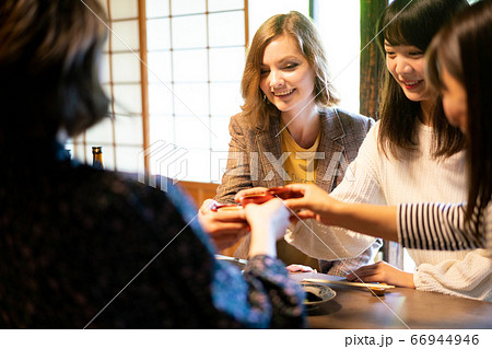 外国人と日本酒で乾杯 66944946