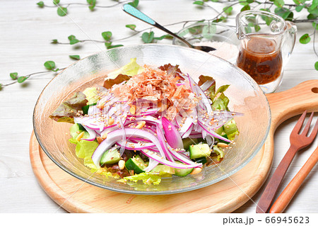 タマネギサラダ オニオンサラダ レッドオニオン 赤玉葱 のスライスサラダ 鰹節トッピング の写真素材